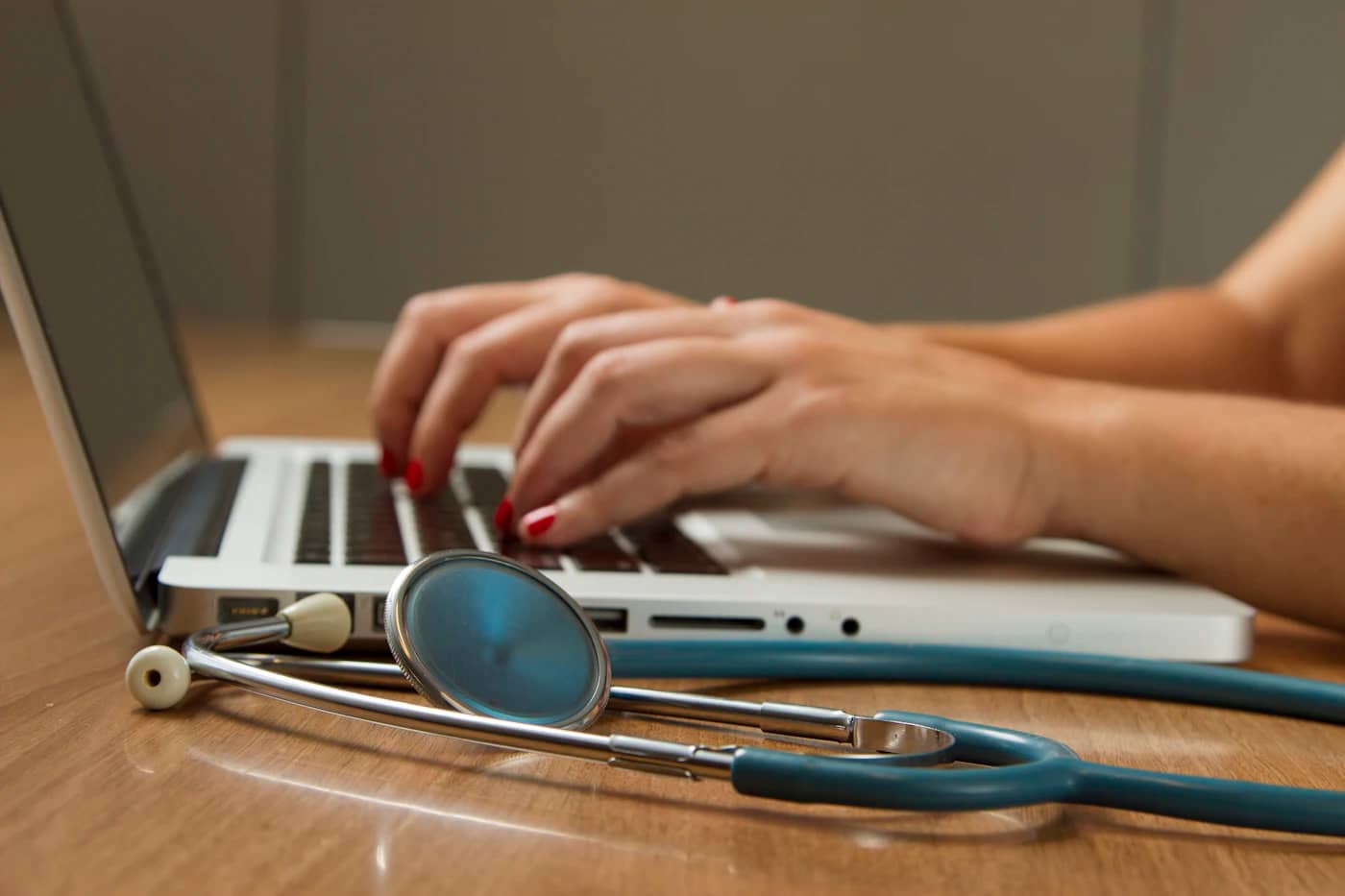 Doctor giving brief advice to a patient during a short consultation