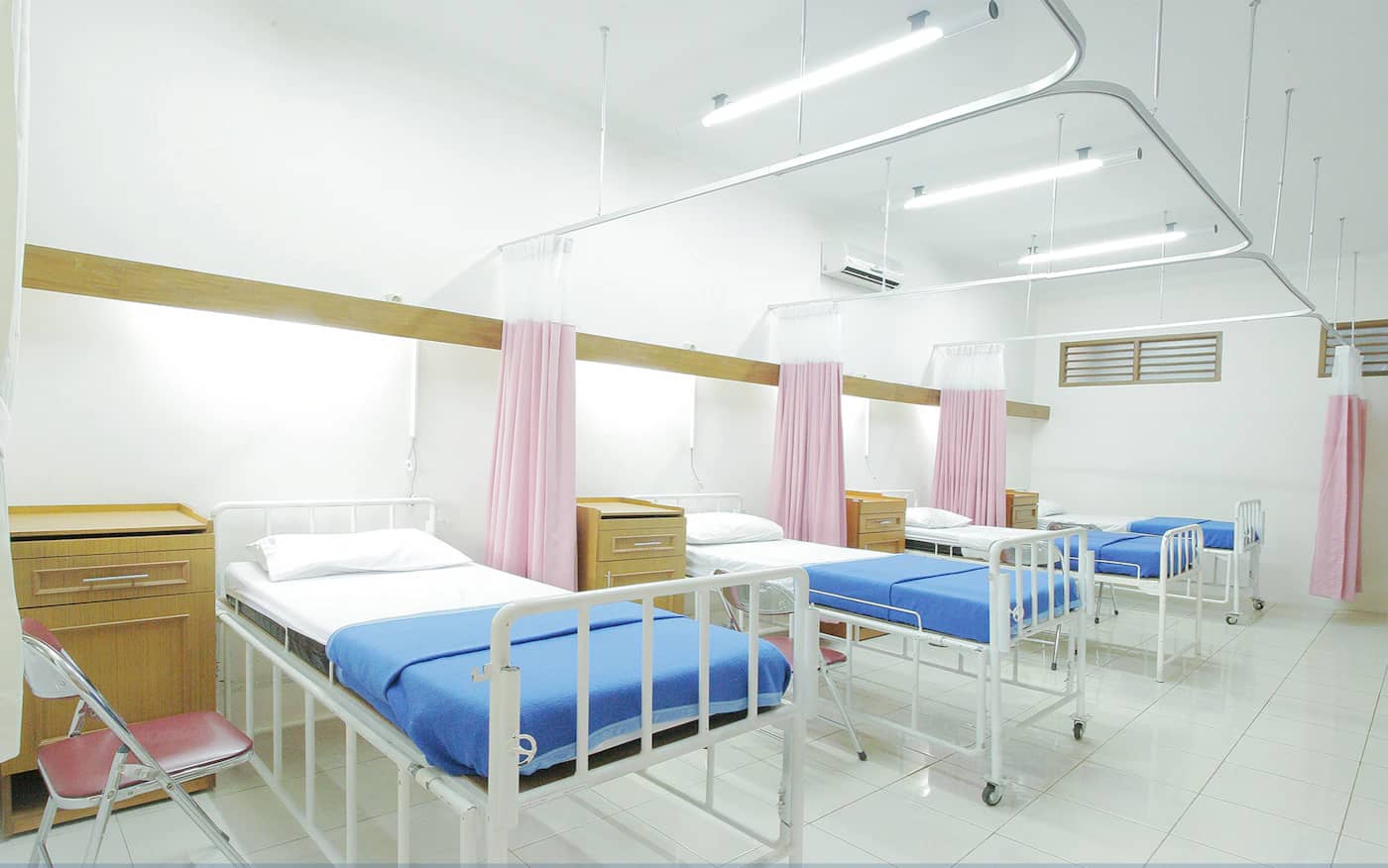 Multi-speciality hospital building whose outpatient departments share one record